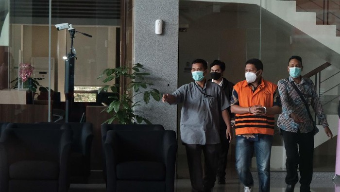 Penyidik KPK Stepanus Robin usai diperiksa terkait kasus suap