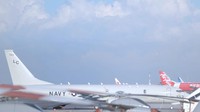 Pesawat milik Angkatan Laut Amerika Serikat tersebut tiba di Bali pada Sabtu (24/4) dini hari dan akan ikut membantu proses pencarian KRI Nanggala 402 yang hilang kontak saat melaksanakan drill penembakan torpedo di perairan utara Bali sejak Rabu (21/4) lalu.