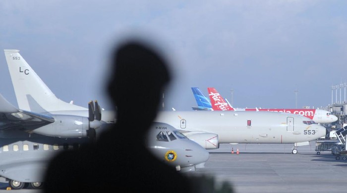 PESAWAT P-8 POSEIDON TIBA DI BALI Pesawat P-8 Poseidon US Navy terparkir di Bandara I Gusti Ngurah Rai, Badung, Bali, Sabtu (24/4/2021). Pesawat milik Angkatan Laut Amerika Serikat tersebut tiba di Bali pada Sabtu (24/4) dini hari dan akan ikut membantu proses pencarian KRI Nanggala 402 yang hilang kontak saat melaksanakan 'drill' penembakan torpedo di perairan utara Bali sejak Rabu (21/4) lalu. ANTARA FOTO/Fikri Yusuf/hp.