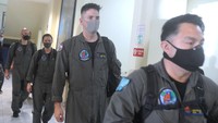Sejumlah personel pesawat P-8 Poseidon US Navy bersiap melakukan pencarian KRI Nanggala 402 di Lanud I Gusti Ngurah Rai, Badung, Bali. ANTARA FOTO/Fikri Yusuf