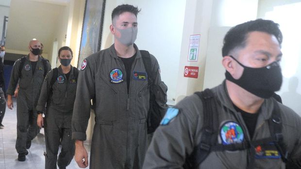 Pesawat P-8 Poseidon US Navy lepas landas dari Bandara I Gusti Ngurah Rai, Badung, Bali, Sabtu (24/4/2021). Pesawat milik Angkatan Laut Amerika Serikat tersebut membantu melakukan proses pencarian KRI Nanggala 402 yang hilang kontak saat melaksanakan 'drill' penembakan torpedo di perairan utara Bali sejak Rabu (21/4) lalu. ANTARA FOTO/Fikri Yusuf/foc.