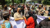 Aksi untuk mendukung masyarakat Myanmar dari kejahatan Junta Militer ini akhirnya dibubarkan paksa oleh petugas kepolisian.