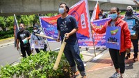 Massa aksi terlihat membawa berbagai macam atribut mulai dari poster hingga spanduk.