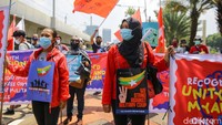 Sejumlah massa dari Jaringan Rakyat Miskin Kota melakukan aksi didekat kawasan Sekretariat ASEAN, Jakarta, Sabtu (24/4/2021).