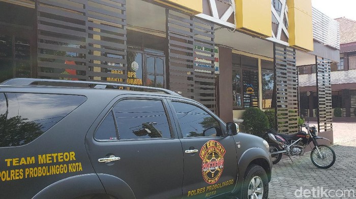 DP (28) memenuhi panggilan polisi. Namun, biduanita itu membantah telah melakukan pemerkosaan terhadap seorang remaja laki-laki.