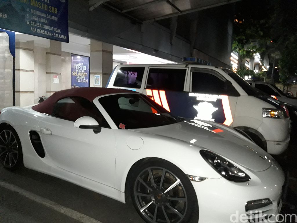 Segini Harga Porsche Boxster Penerobos Busway Segini Harga Porsche Boxster Penerobos Busway