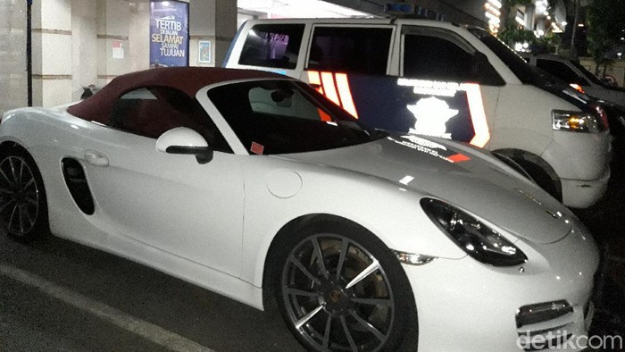 Porsche putih penerobos busway di Jaksel, diamankan polisi. (Rakha Ariyanto Darmawan/detikcom)