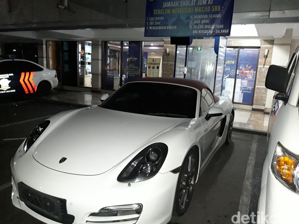 Porsche putih penerobos busway di Jaksel, diamankan polisi. (Rakha Ariyanto Darmawan/detikcom)