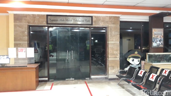 Porsche yang terobos busway, kini diamankan di kantor Ditlantas Polda Metro Jaya. (Rakha Ariyanto Darmawan/detikcom)