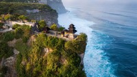 Jika Pura Tanah Lot berada di atas bebatuan karang yang rendah, Pura Uluwatu berada di atas tebing. Tinggi tebingnya itu sekitar 97 meter di atas permukaan laut. Karena lokasinya itu, pura ini dinamakan Uluwatu. Kata itu diambil dari bahasa Sanskerta yang mempunyai arti batu karang (Getty Images/iStockphoto/R.M. Nunes)