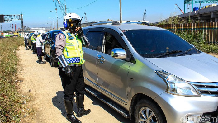 Personel Satlantas Polresta Bandung, Dishub dan Satpol PP Kabupaten Bandung mulai memperketat penyekatan di gerbang exit Tol Cileunyi.