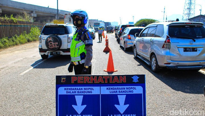 Personel Satlantas Polresta Bandung, Dishub dan Satpol PP Kabupaten Bandung mulai memperketat penyekatan di gerbang exit Tol Cileunyi.