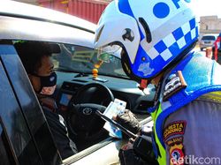 Akal-akalan Pemudik Lolos Pemeriksaan: Ngumpet di Toilet, Masuk Bagasi, Naik Ambulans