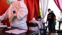 Selain itu, sekitar 50 pengendara mengikuti rapid test antigen. Mereka dinyatakan positif COVID-19.