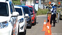 Dalam penyekatan, yang berakhir pada 12.00 WIB itu, petugas telah memutarbalikkan sebanyak 320 kendaraan roda empat.