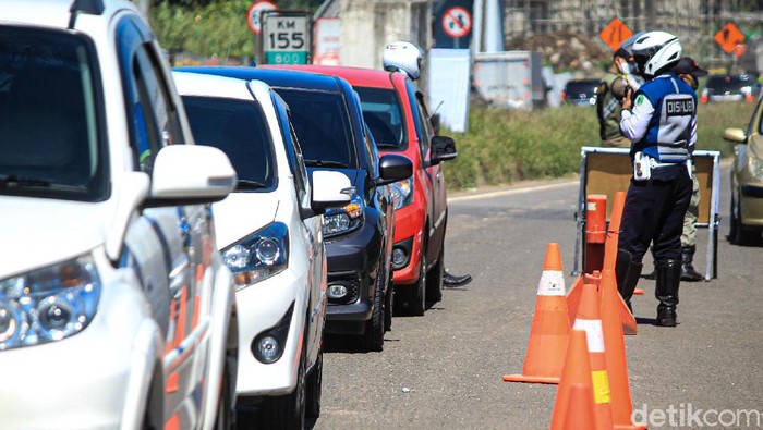 Personel Satlantas Polresta Bandung, Dishub dan Satpol PP Kabupaten Bandung mulai memperketat penyekatan di gerbang exit Tol Cileunyi.
