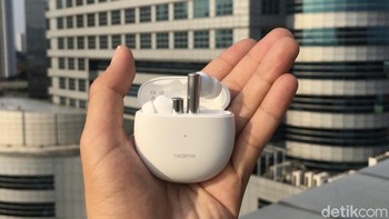 Realme menghadirkan satu aksesori dengan performa sip dan harganya terjangkau yakni Realme Buds Air 2. Andalan Realme Buds Air 2 ada di fitur active noise cancellation (ANC). Dengan fitur ini, suara yang dihasilkan earbuds jernih dan bisa meredam suara bising di lingkungan sekitar. Untuk kualitas audio Realme Buds Air 2 mempunyai suara bass yang mantap. Ada 10 mm Hi-Fi bass boost driver hingga suaranya jernih. Dengan harga Rp 799 ribu, Realme Buds Air 2 bisa dipertimbangkan kalau mencari TWS dengan fitur ANC. (Foto: Lucas Aditya/detikINET)