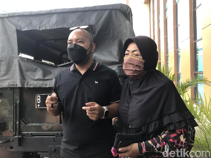 Reza Aditya menemani sang bunda yang mengaku kerap dianiaya suami sirinya.