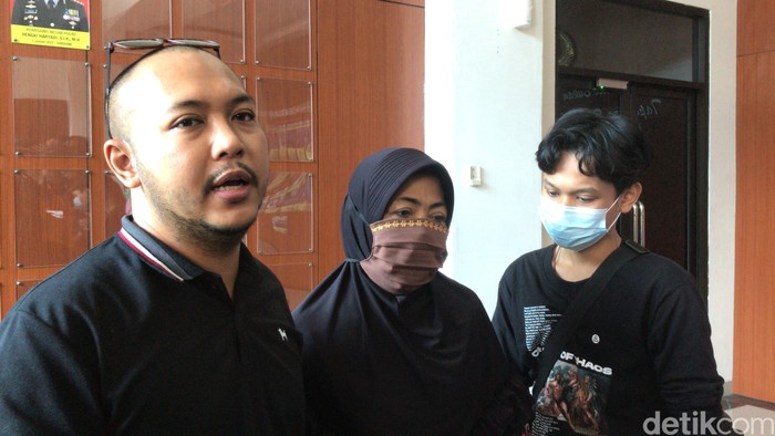 Reza Aditya menemani sang bunda yang mengaku kerap dianiaya suami sirinya.