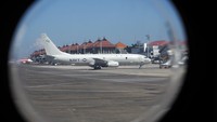 Lalu, seperti apa kecanggihan P-8 Poseidon ini? Dikutip dari laman resmi Boeing, P-8 merupakan pesawat patroli maritim multimisi, unggul dalam peperangan anti-kapal selam; perang anti-permukaan; intelijen, pengawasan dan pengintaian serta pencarian dan penyelamatan. AP Photo/Firdia Lisnawati