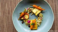 Ada juga pan seared carrot and halloumi salad. Berupa biji barley yang dipadukan goji berry dan kismis yang dimarinasi dengan minyak zaitun dan lemon. Kemudian disajikan dengan wortel dan keju halloumi yang di pan-seared dengan madu dan butter. Foto: Grayndos Zafna/detikFOTO