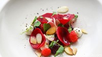 Dari deretan menu pembuka, ada salad bit yang cantik dengan paduan goat cheese. Pelengkapnya raspberry, serpihan almond, dan bubuk zaitun kering. Foto: Grayndos Zafna/detikFOTO