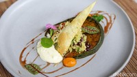 Menu pembuka lainnya adalah kembang kol parut yang disajikan bersama salad labu panggang. Pelengkap lainnya adalah goji berry, delima, dan saus delima molases. Foto: Grayndos Zafna/detikFOTO