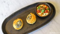 Jangan lewatkan juga pastizzi ricotta bayam. Pastry renyah khas Italia ini diisi bayam, keju ricotta, dan disajikan bersama yogurt alami dan saus keju feta. Penyempurnanya tomat serta kacang pistachio. Foto: Grayndos Zafna/detikFOTO