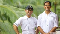 Sattvic diracik Executive Sous Chef Wayan Sutariawan (Suta) dan tim The Sacred River Spa yang diwakili manajernya, Faraaz Tanveer. Semua menunya vegetarian. Foto: Grayndos Zafna/detikFOTO