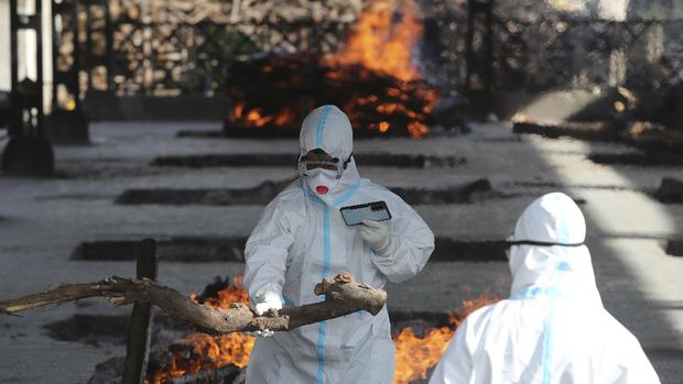 Sebuah lahan kosong diubah menjadi lokasi krematorium jenazah yang meninggal karena Covid-19 di New Delhi, India, AP/