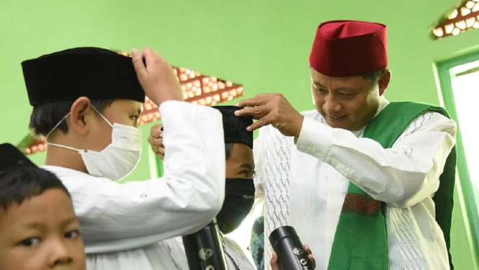 Semringah Para Santri di Jabar Soal Mudik Wapres Ma'ruf Amin meminta adanya dispensasi bagi santri untuk pulang ke rumah saat Lebaran. Wakil Gubernur Jawa Barat, Uu Ruzhanul Ulum menyambut usulan tersebut.
