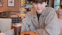 Tak kalah manis, pose Song Kang yang satu ini juga mendapat banyak pujian dari netizen. Momennya tengah menikmati kue cokelat dan es cokelat. Foto: Instagram @songkang_b