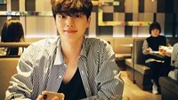 Momen kuliner Song Kang yang satu ini sukses membuat para fans histeris. Posenya manis dengan penampilan yang keren. Foto: Instagram @songkang_b