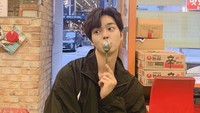 Bahkan Song Kang sering berpose lucu. Seperti yang terlihat pada momen makan di restoran ini, Song Kang berpose sambil memainkan sendok. Foto: Instagram @songkang_b