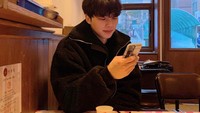  Melihat Instagramnya, rupanya Song Kang cukup aktif di media sosialnya tersebut. Ia sering membagikan momen sehari-harinya, termasuk saat makan di restoran seperti ini. Foto: Instagram @songkang_b