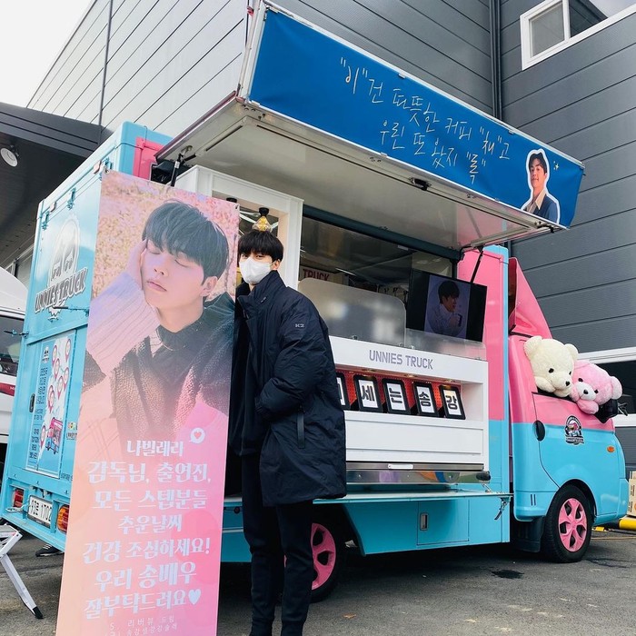 Song Kang Memainkan 3 Drama Sekaligus, Song Kang Banjir Kiriman Food Truck