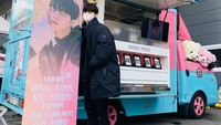Nah, ini salah satu food truck yang diterima oleh Song Kang. Food trucknya didominasi warna biru dan pink juga dilengkapi dengan boneka beruang yang lucu. Foto: Instagram @songkang_b
