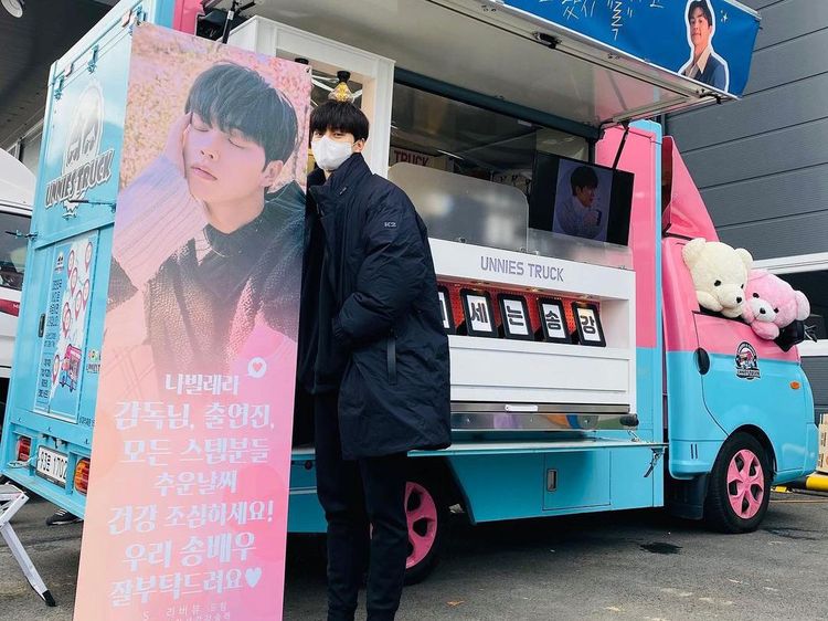 Memainkan 3 Drama Sekaligus, Song Kang Banjir Kiriman Food Truck