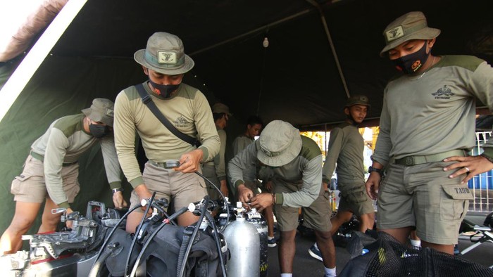 TAIFIB SIAGA PENCARIAN KRI NANGGALA 402 Prajuri dari satuan Yon Taifib 2 Marinir TNI AL mengecek peralatan komunikasi di Pelabuhan Tanjung Wangi, Banyuwangi, Jawa Timur, Sabtu (24/4/2021). Sebanyak 28 personel Taifib disiagakan dalam pencarian Kapal Selam KRI Nanggala-402 yang hilang kontak saat menggelar latihan penembakan di utara Bali. FOTO/Budi Candra Setya/hp.