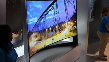 Televisi layar melengkung sempat dibuat oleh para vendor, kini mereka lebih menghadirkan perangkat tanpa bezel. Foto: dok Bored Panda