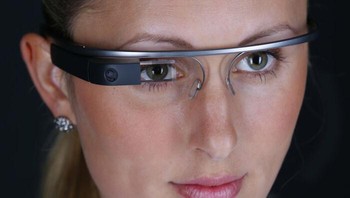 Google Glass sempat dinanti kehadirannya, sayang tamat riwayatnya kini. Tapi masih mungkin bangkit setelah Apple merilis kacamata pintarnya nanti. Foto: dok Bored Panda