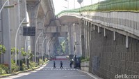 Berdasarkan pantauan detikcom, Jalan Trunojoyo ditutup tepat waktu sejak pukul 09.00 WIB. Saat ini, sudah tidak ada lagi kendaraan yang melintas.