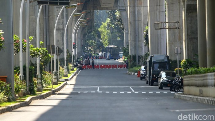 Terkini! Suasana Jalan Trunojoyo Jelang KTT ASEAN KTT ASEAN atau ASEAN Leaders Meeting (ALM) bakal digelar di gedung Sekretariat ASEAN, Kebayoran Baru, Jakarta Selatan, siang ini. Berikut suasana terkininya.