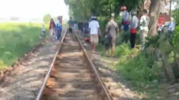 Seorang pria asal Sidoarjo tewas tertabrak kereta api (KA) di Pasuruan. Korban tertabrak KA saat ngopi dan menerima telepon di atas rel.