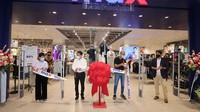 Pembukaan Max Fashions ditandai dengan pengguntingan pita yang dilakukan oleh  Associate Director & Head of Commercial LMI, Rita Yovita, CEO PT Lippo Malls Indonesia (LMI) Eddy Mumin, Country Manager Landmark Group Indonesia, Rajesh Kulkarni, dan Raju Nayak, Operation Manager Max Fashions Indonesia pada hari ini, Jumat 23 April 2021.