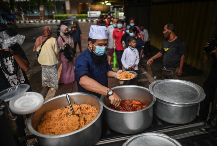 Ustaz bagikan makanan gratis Ustaz Ebit Lew asal Malaysia bagikan 300 porsi makanan gratis untuk buka puasa.