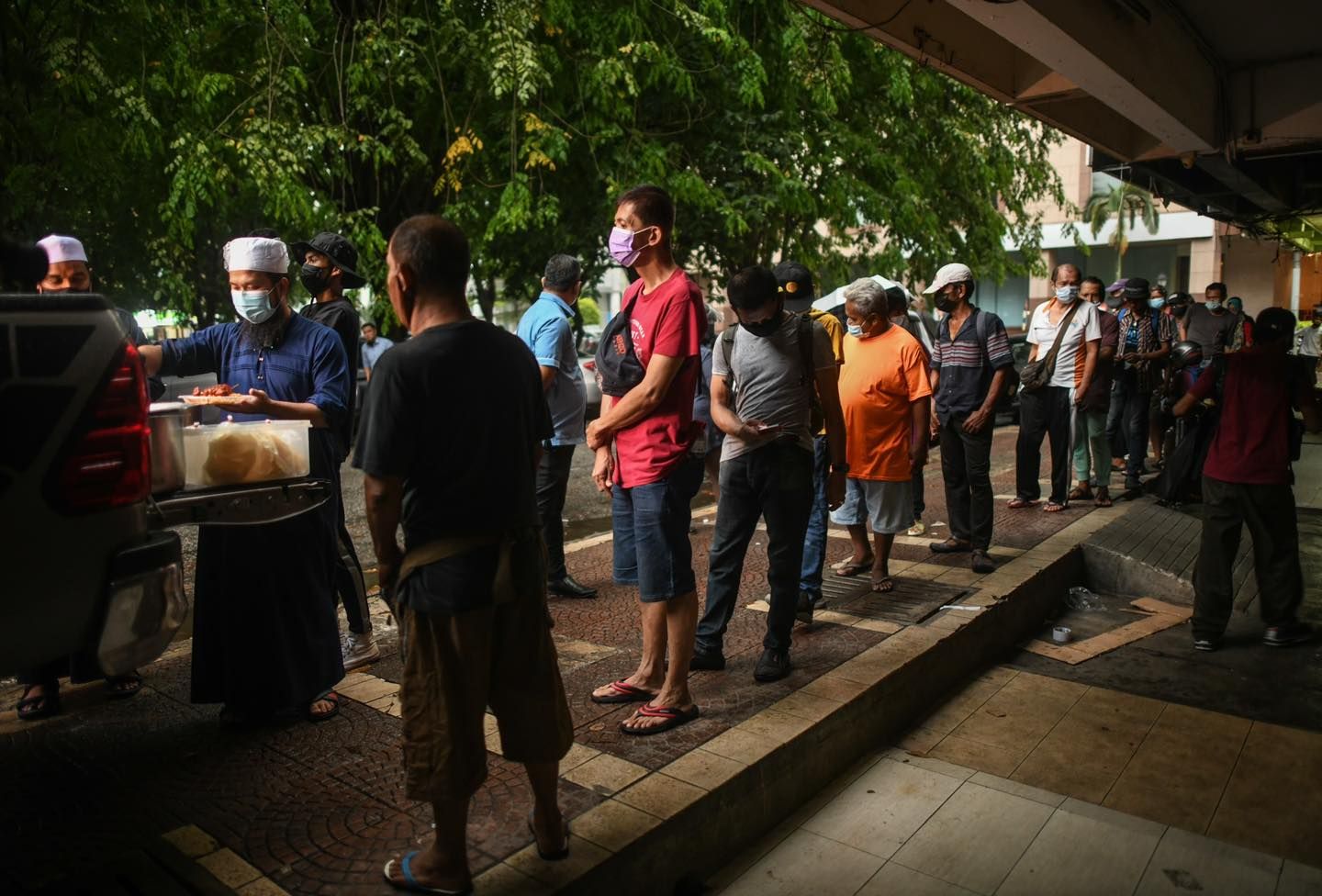 Ustaz Ebit Lew asal Malaysia bagikan 300 porsi makanan gratis untuk buka puasa.