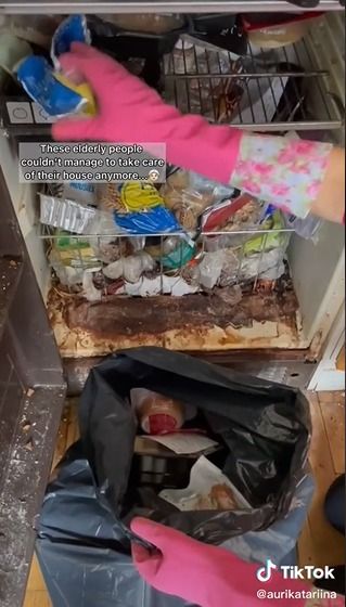 wanita bantu bersihkan perabotan dapur pasangan kakek nenek yang sudah renta.
