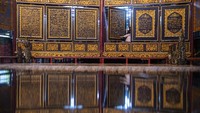 Pengunjung membaca ayat-ayat yang ada di Alquran Al-Akbar di Palembang, Sumatera Selatan, Jumat (23/4/2021). 