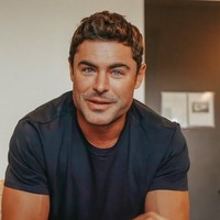Dan inilah penampilan terbaru Zac Efron yang jadi sorotan hingga jadi viral. Banyak yang menyadari wajahnya berubah, terlebih di bagian rahang dan dagu. Banyak yang menduga, Zac melakukan operasi plastik dan filler.   Foto: Tangkapan layar Twitter
